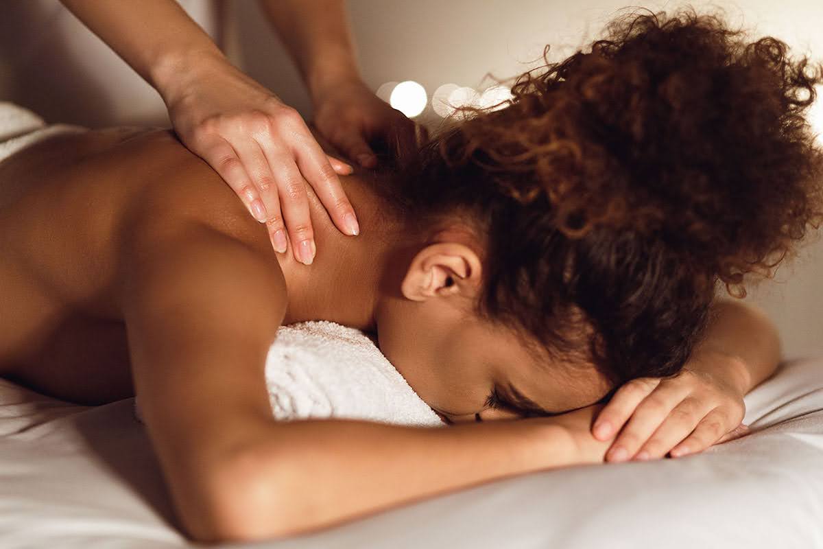 Cliente en pleine séance de soin relaxant - Audrey Esthétique